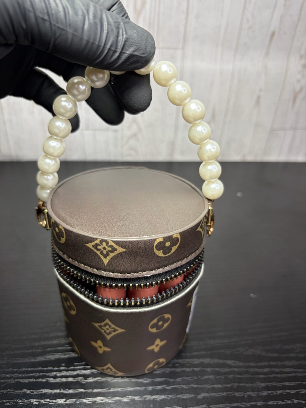 20pcs Lip Gloss In Round Leather-Like Carry Case With Pearl Like Handle - Picture 9 of 9